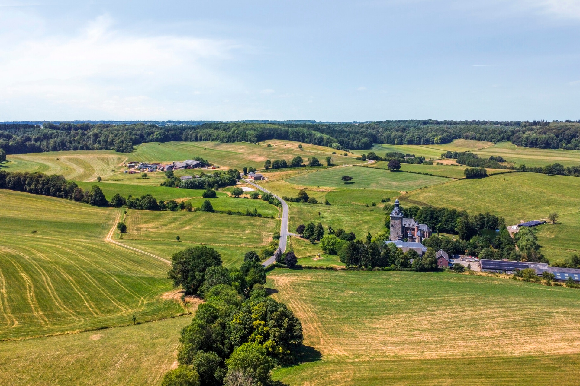 Luchtfoto van het Zuid-Limburgse heuvelland rond Hoeve de Eik
