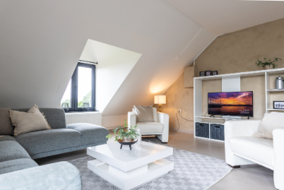 Ruime woonkamer met loungebank en smart TV in EIK 9