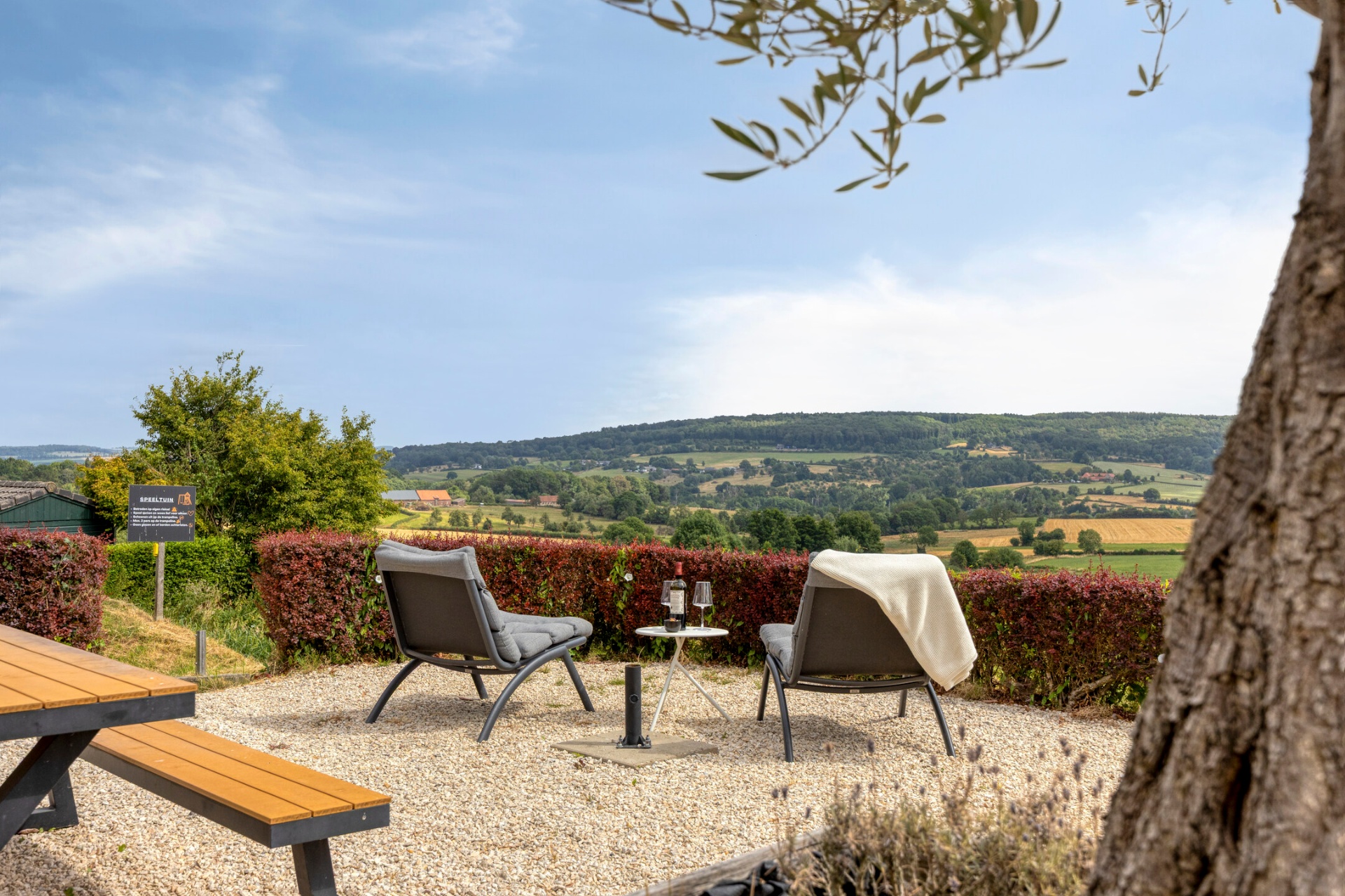Terras met loungestoelen en panoramisch uitzicht op het heuvelland in EIK 9